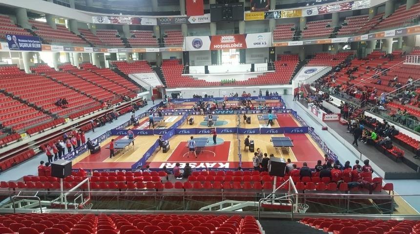 Raketler Okullar Arası İl Birinciliği i&ccedil;in sallanıyor