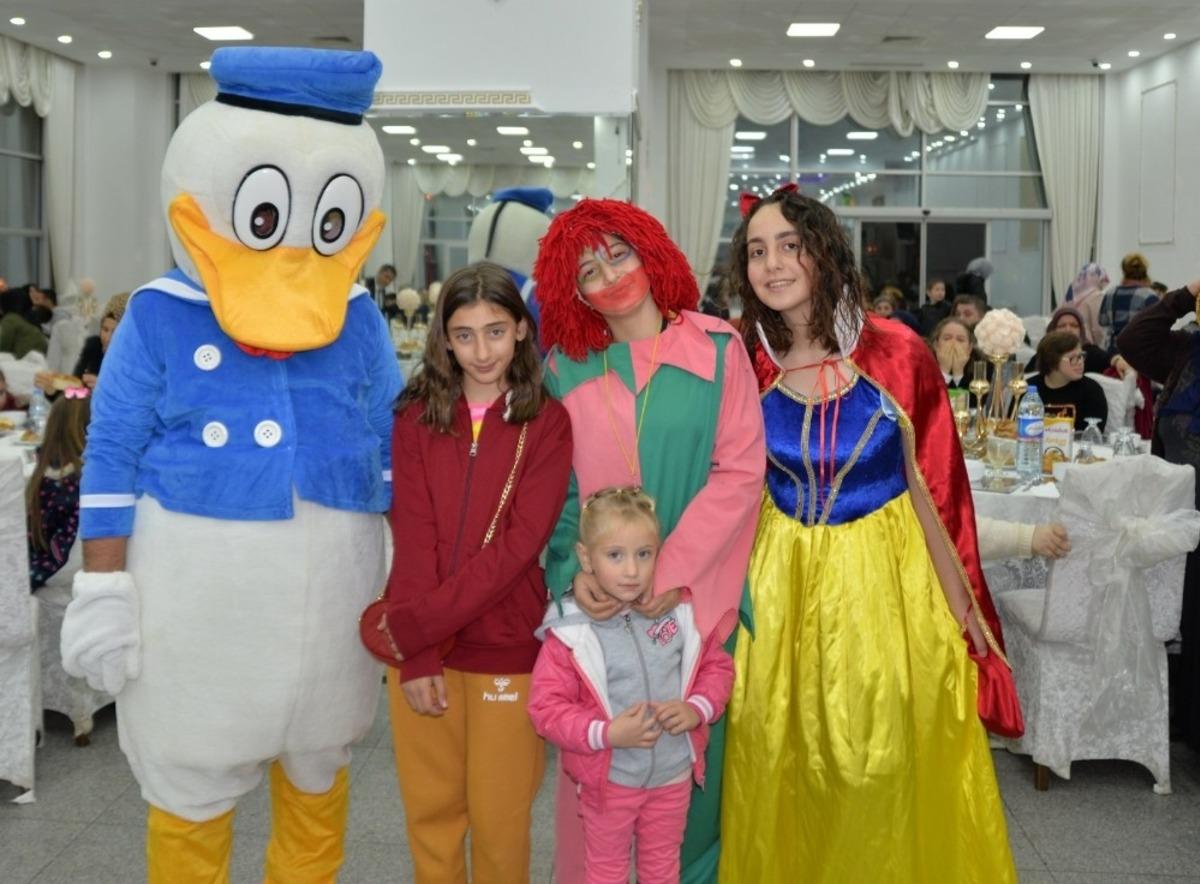 Hendek&rsquo;te dayanışma gecesinde g&ouml;n&uuml;llerince eğlendiler