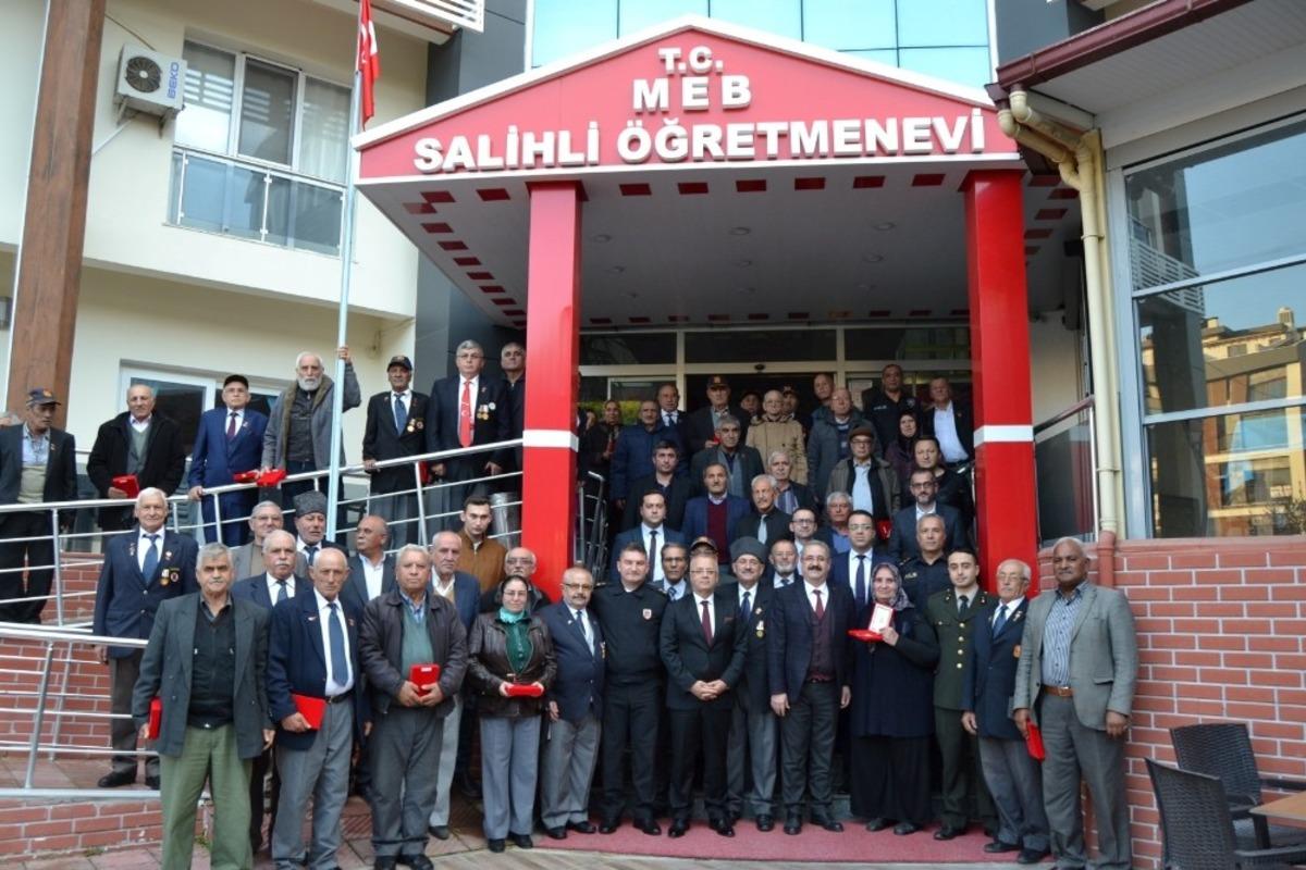 Salihli&rsquo;de Kıbrıs gazilerine madalya