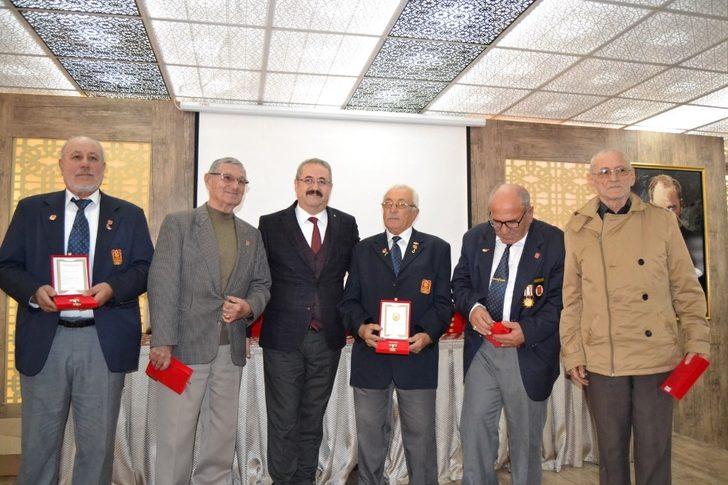 Salihli’de Kıbrıs gazilerine madalya G2