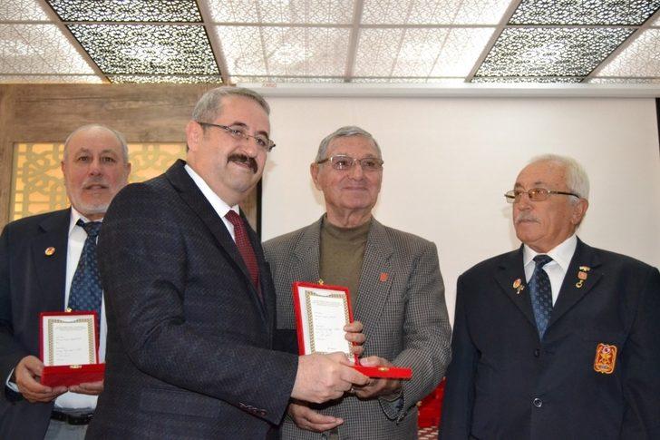 Salihli’de Kıbrıs gazilerine madalya G3