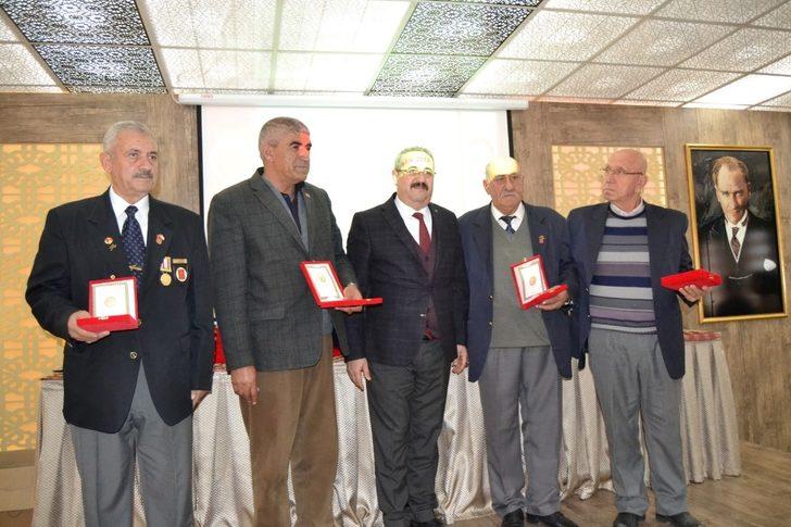 Salihli’de Kıbrıs gazilerine madalya G4