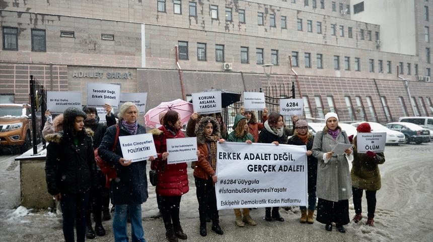 Eskişehir'de kadınlardan Ayşe Tuba Arslan'ın &ouml;ld&uuml;r&uuml;lmesine protesto