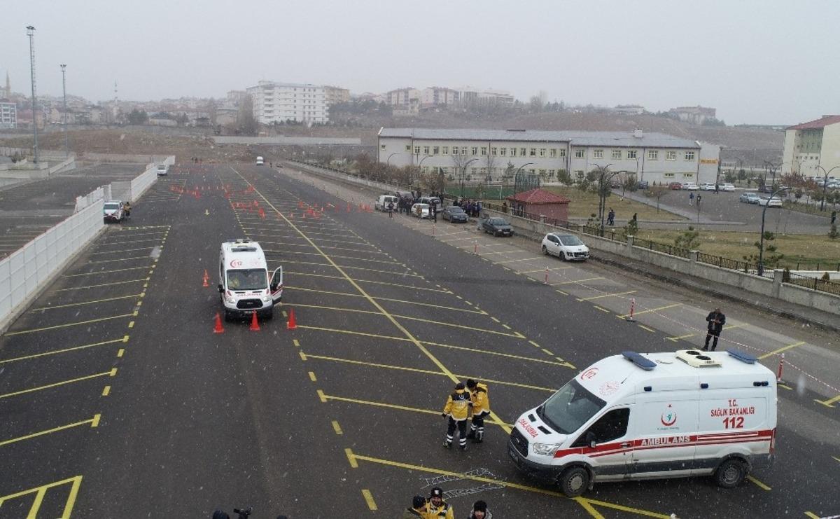 Ambulans şof&ouml;rleri kıyasıya yarıştı