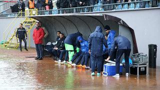 Yedek kulübelerini su bastı, futbolcular tribüne çıktı