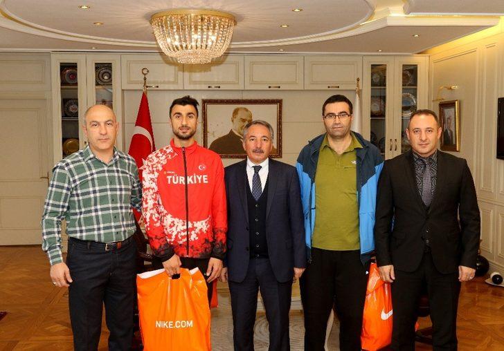 Ağrı İbrahim Çeçen Üniversitesi Rektörü Prof. Dr. Karabulut, dünya ikincisi sporcuyu kutladı G3