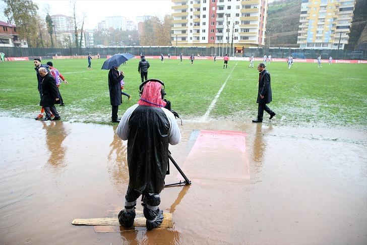 Yedek kulübelerini su bastı, futbolcular tribüne çıktı G1