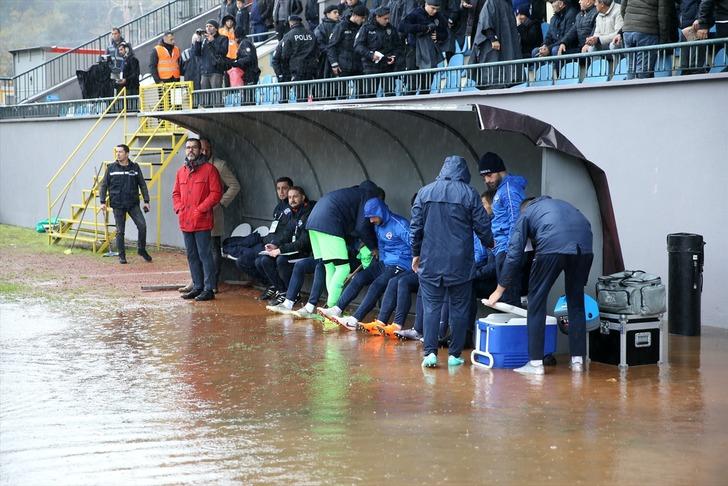 Yedek kulübelerini su bastı, futbolcular tribüne çıktı G2