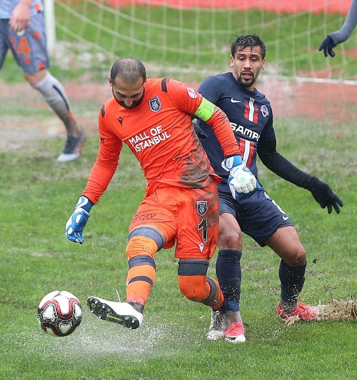 Yedek kulübelerini su bastı, futbolcular tribüne çıktı G3