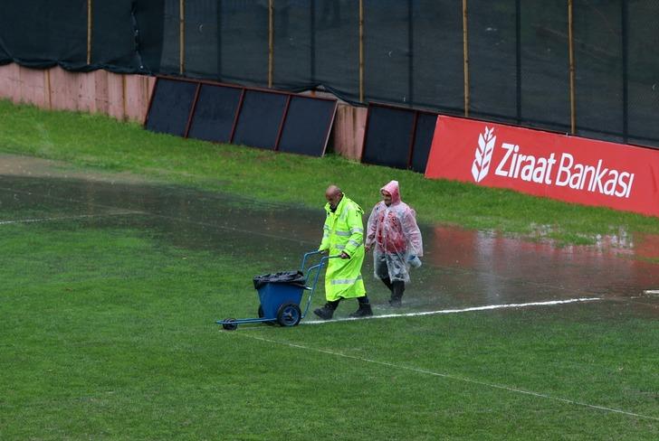 Yedek kulübelerini su bastı, futbolcular tribüne çıktı G4