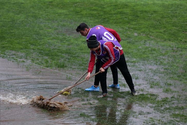 Yedek kulübelerini su bastı, futbolcular tribüne çıktı G5