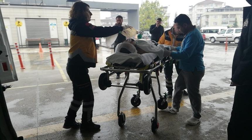 Kestiği odun kafasına isabet etti