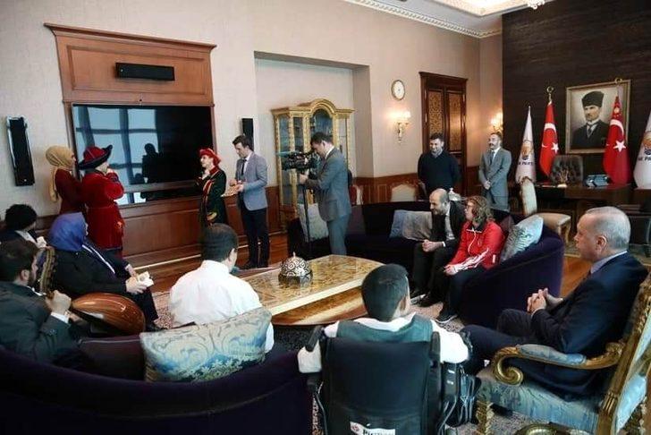 Otizmli ikizlerin Hacivat-Karagöz oyunu büyük beğeni topladı G3