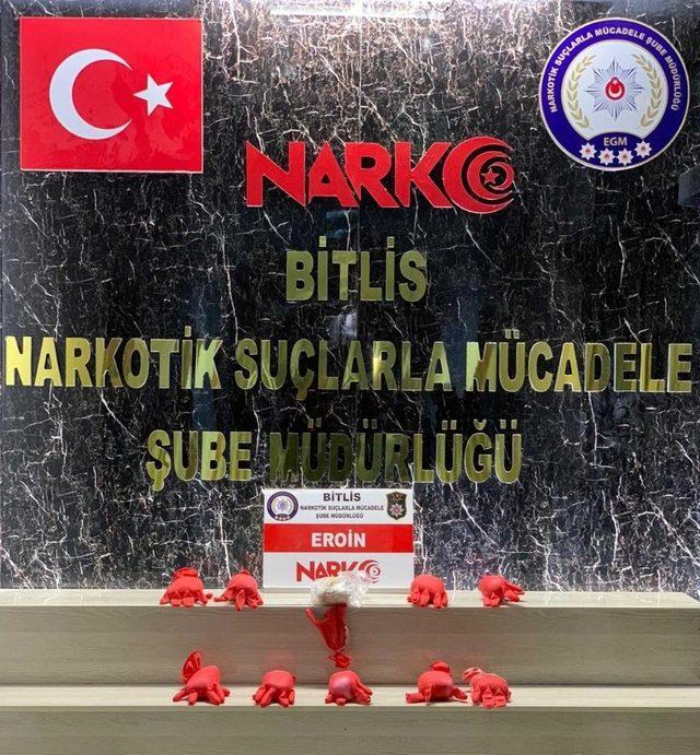 Bitlis’te bir şahsın üzerine gizlenmiş 5 kilo 616 gram eroin ele geçirildi