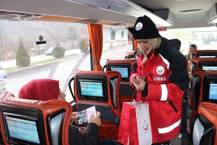 Polisler durdurdu, sağlıkçılar bilgilendirdi G1