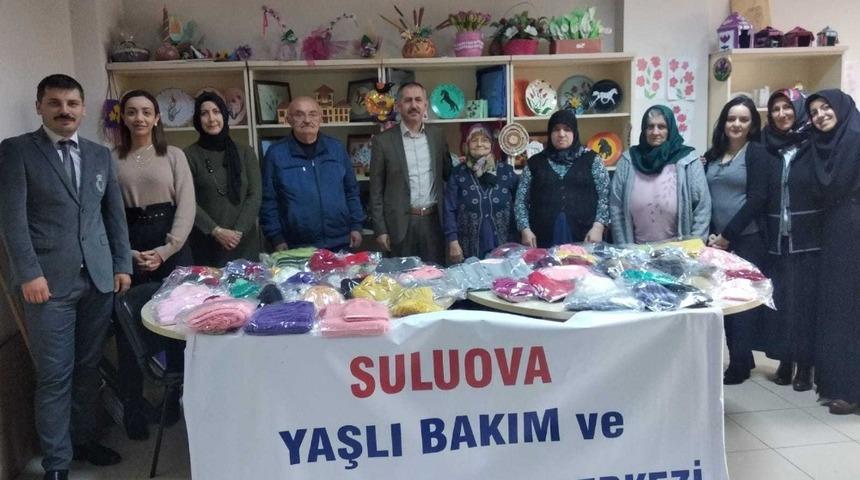 Huzurevinde sakinleri &ouml;rd&uuml;kleri kıyafetleri m&uuml;lteci &ccedil;ocuklara g&ouml;nderdi