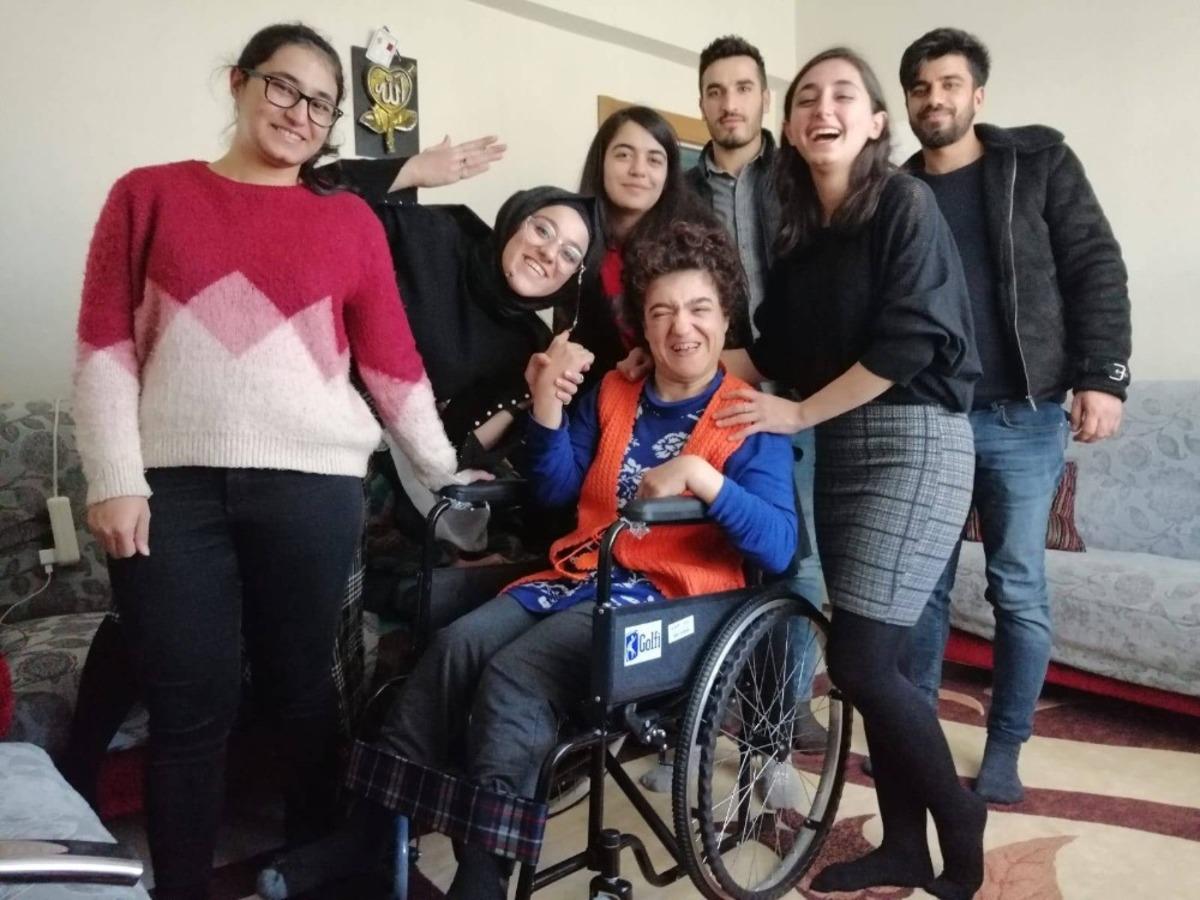 Mavi kapaklar tekerlekli sandalyelere d&ouml;n&uuml;şt&uuml;