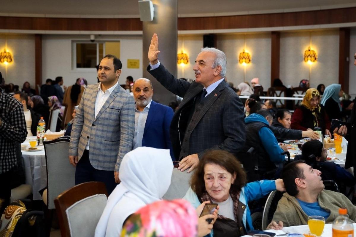 Başkan Yıldırım engelliler g&uuml;n&uuml; &ouml;zel programında engellilerle buluştu