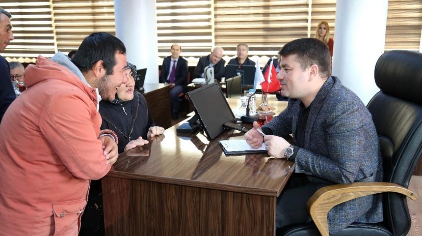 Başkan Din&ccedil;er, halk g&uuml;n&uuml;nde vatandaşları dinledi
