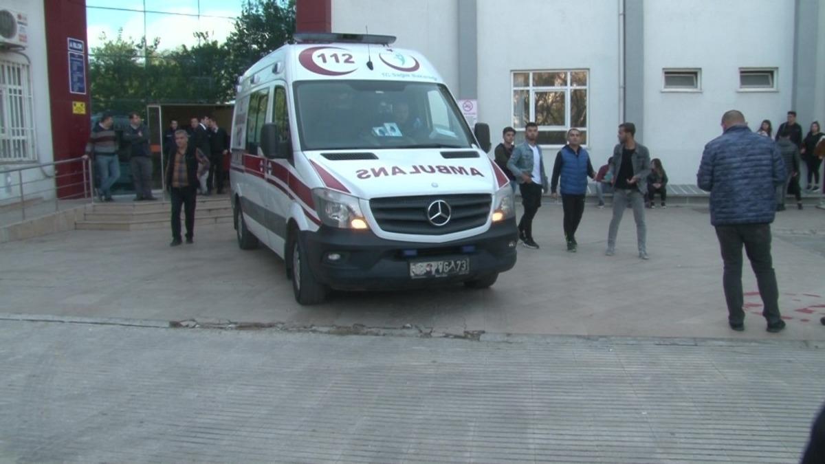Antalya&rsquo;da &ouml;ğrencilerin bı&ccedil;aklı kavgası: 1 yaralı