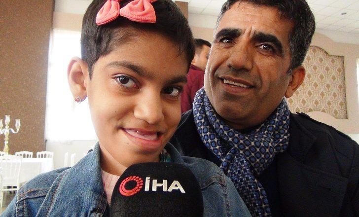 Engelli kızın okuduğu şiir herkesi ağlattı G1