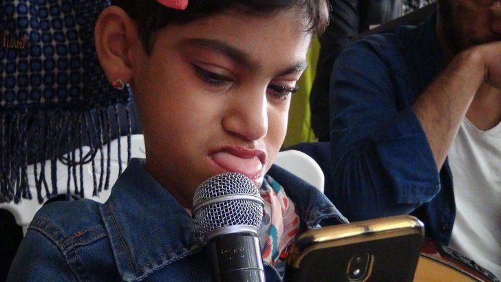 Engelli kızın okuduğu şiir herkesi ağlattı G2