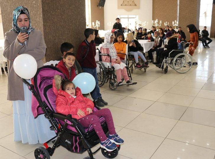 Engelli kızın okuduğu şiir herkesi ağlattı G3