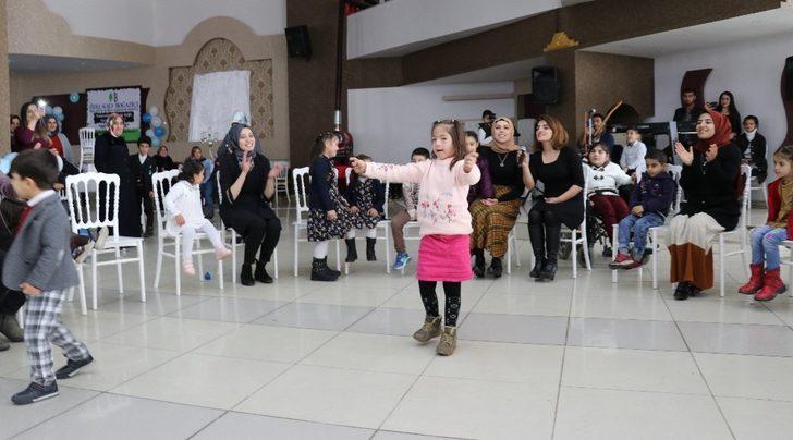 Engelli kızın okuduğu şiir herkesi ağlattı G4