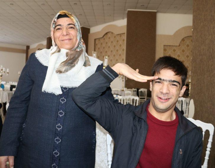 Engelli kızın okuduğu şiir herkesi ağlattı G5