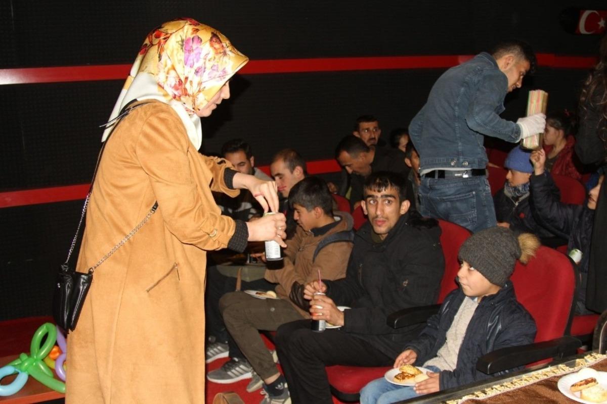 Engelli &ouml;ğrenciler sinemayla buluştu