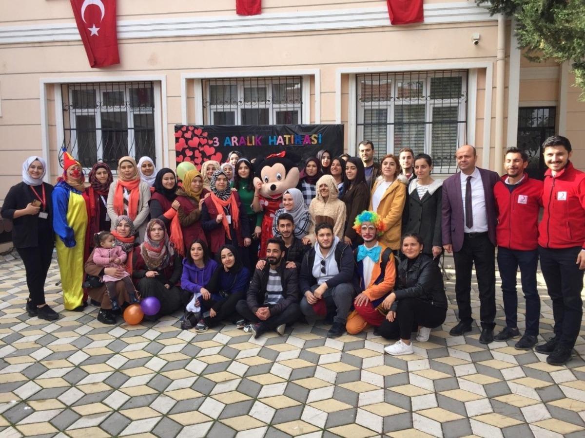 &Uuml;niversite &ouml;ğrencilerinden D&uuml;nya Engelliler g&uuml;n&uuml; etkinliği