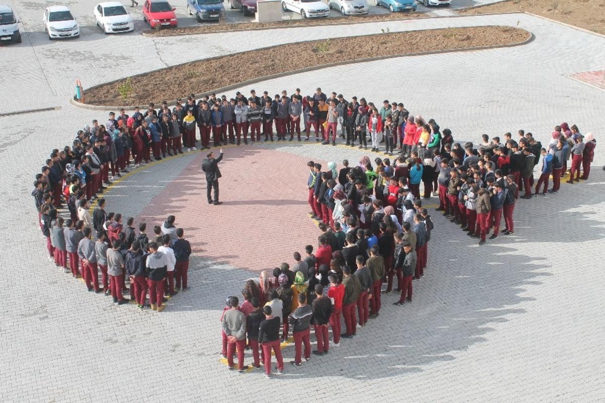 Engelliler i&ccedil;in &ouml;ğrenciler program d&uuml;zenledi