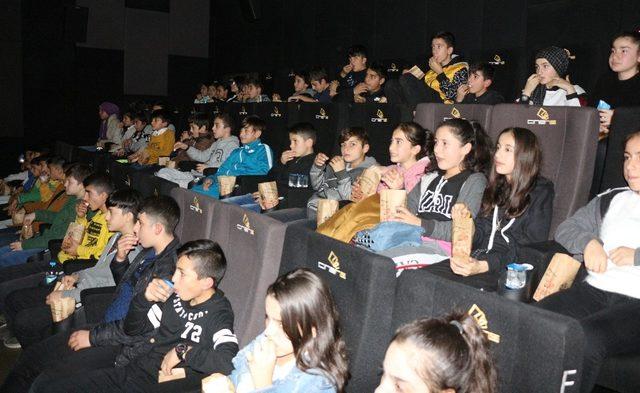 İlk defa sinemaya giden öğrenciler ’Naim Süleymanoğlu’nu izledi