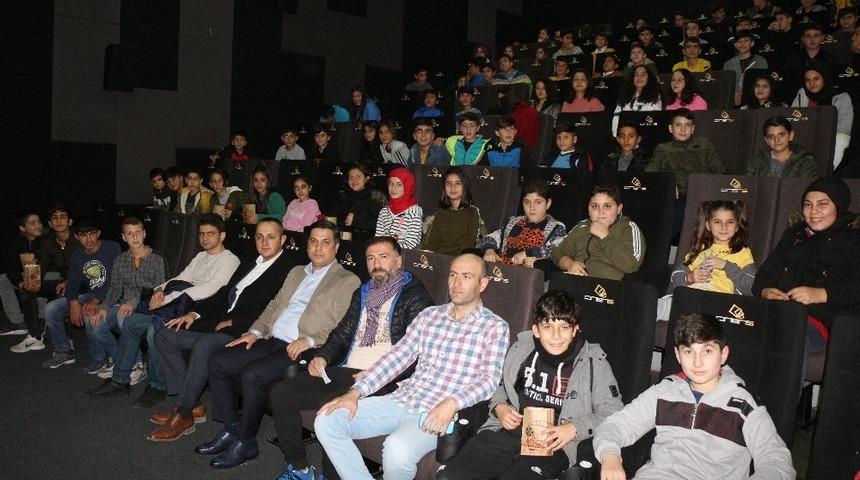 İlk defa sinemaya giden &ouml;ğrenciler &rsquo;Naim S&uuml;leymanoğlu&rsquo;nu izledi