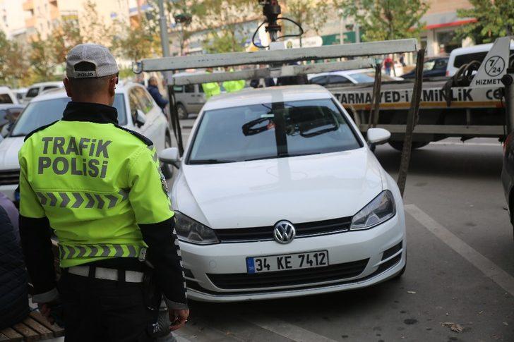 Engelli park yerlerine park eden araçlar çekildi G1