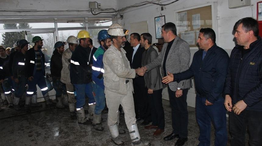 Vardiya değişiminde madencilere kutlama