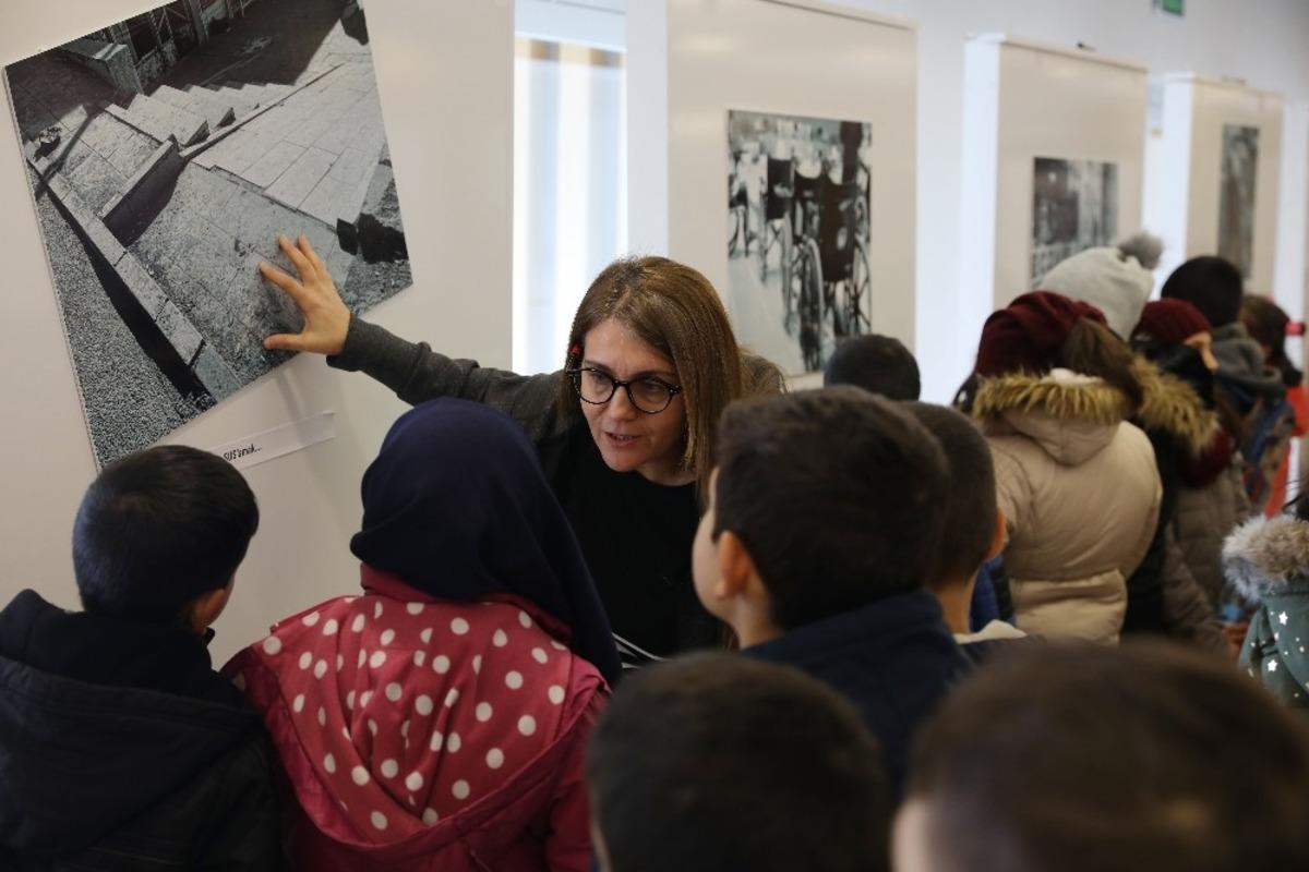 Minik &ouml;ğrenciler, fotoğraf sergisinde Rekt&ouml;r &Ccedil;omaklı ile bir araya geldi