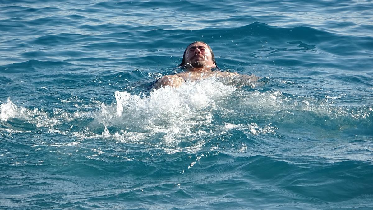 O kentte şaşırtan g&ouml;r&uuml;nt&uuml;! Aralık ayında denize giriyorlar