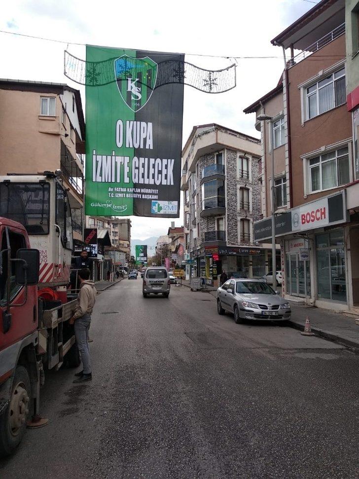 İzmit’in dört bir yanına “O kupa İzmit’e gelecek” pankartları asıldı G3