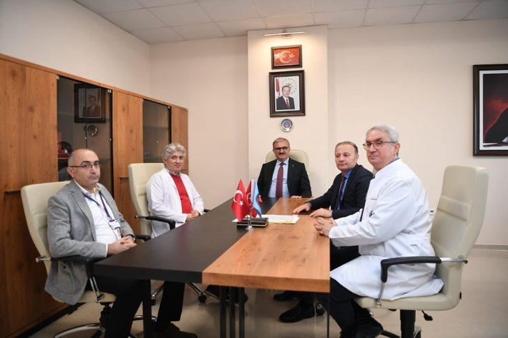 Vali Karaloğlu, çift kol nakilli hastayı ziyaret etti G3