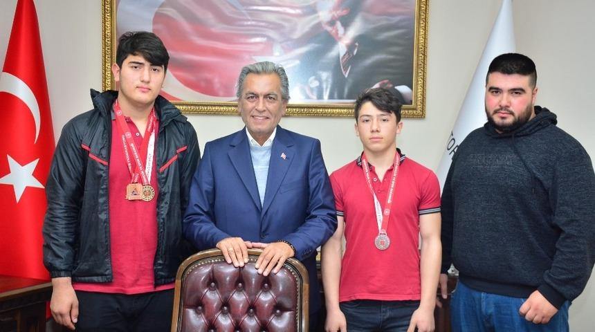 Şampiyonlar ayağının tozuyla Başkan Uygur’u ziyaret etti