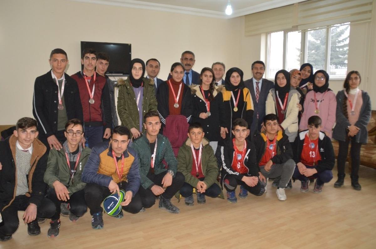 Eleşkirt&rsquo;te Masa Tenisi Turnuvasında dereceye giren sporculara madalya verildi