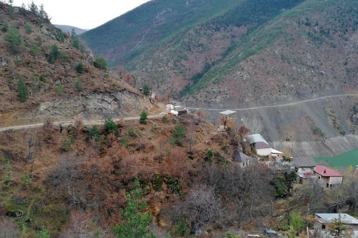 Mahalle yolundaki &ccedil;&ouml;kme t&uuml;nel inşaatını durdurdu