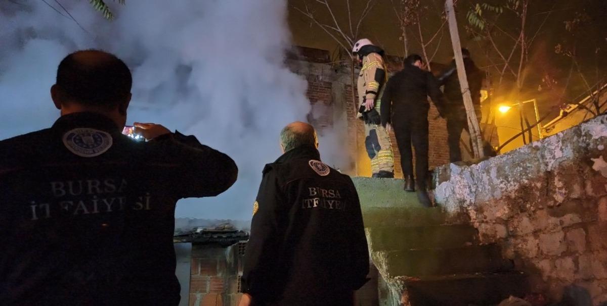 Bursa&rsquo;da &ccedil;&ouml;p dolu metruk binada korkutan yangın