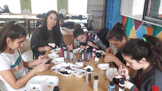 Şehitliğe gidebilmek için süs eşyası yapıp satıyorlar