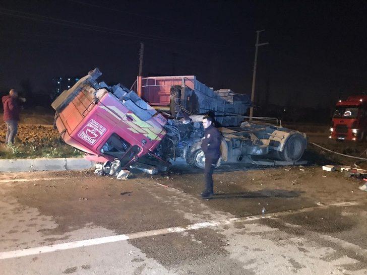 Konya’da pancar yüklü TIR devrildi! Karayolu tarlaya döndü! G2