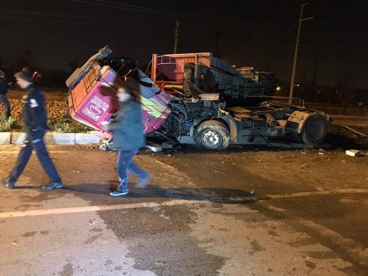 Konya’da pancar yüklü TIR devrildi! Karayolu tarlaya döndü! G4