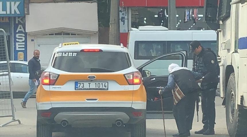 Y&uuml;r&uuml;mekte zorluk &ccedil;eken yaşlı kadına polis yardım etti