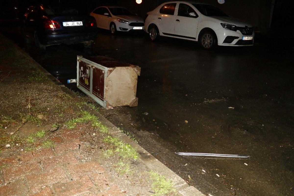 Hırsızlar &ccedil;aldıkları para kasasını polisi g&ouml;r&uuml;nce yol kenarına atıp ka&ccedil;tı