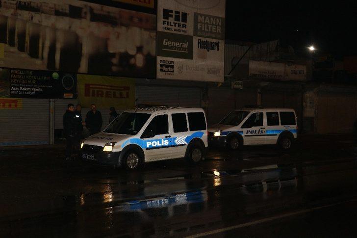 Hırsızlar çaldıkları para kasasını polisi görünce yol kenarına atıp kaçtı G2